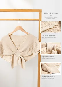 Vues détaillées du châle en tricot beige montrant la texture et les coutures