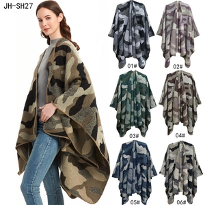 Detalle de seis opciones de color de camuflaje para ponchos de punto grueso para mujer
