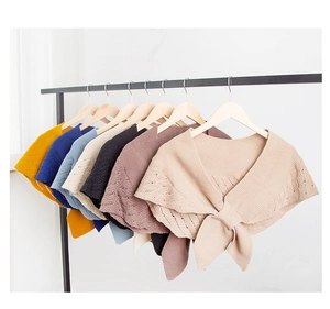 Details von Häkel-Strickschals mit Hohlmuster und Schleifenverschluss in vielen Farben