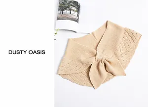 Vue détaillée d'un châle en maille beige avec nœud papillon et bordure ajourée