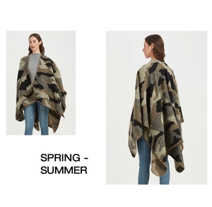 Vista detallada frontal y trasera de un poncho de punto grueso con diseño de camuflaje