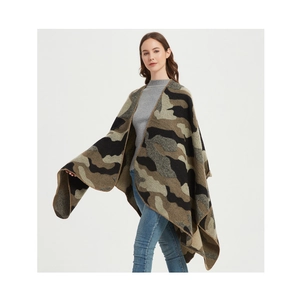 Detalle del poncho de punto de camuflaje militar con textura gruesa y borde cosido