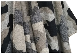 Detalle del chal de punto de camuflaje con costuras de remate resistentes y suaves