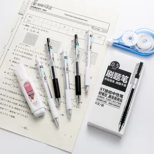 Vue à plat de stylos gel pointe ST 0,5mm avec corps translucide sur examen