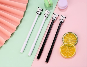Vue détaillée de quatre stylos gel panda 0,5mm sur fond pastel menthe et rose tendre