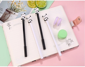 Vue détaillée de quatre stylos gel panda avec figurines 3D sur un bureau coloré