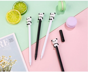 Vue détaillée de stylos gel panda créatifs sur un fond décoratif aux tons pastel
