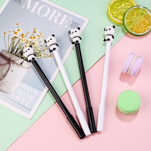 Lot de 4 stylos gel panda mignons en noir et blanc sur un fond de couleur vive et frais