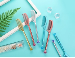 Detalle de bolígrafos de gel creativos con forma de peine y diamante en varios colores