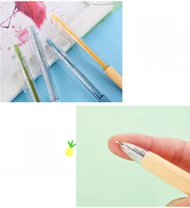 Detail eines Stift-Cuttermessers mit feiner Klinge und Morandi-Farbstiften im Set