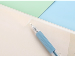 Detail eines blauen Gelschreibers mit ergonomischem Griff und 0,5 mm Nadelspitze
