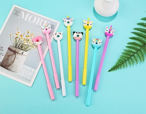 Dettaglio di 8 penne gel pastello con decorazioni in silicone animali e dolci