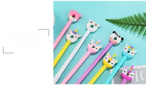 Dettaglio di penne a gel carine con design di animali come panda e unicorno colorati