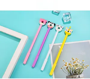 Dettaglio di quattro penne gel colorate con simpatici cappucci animali in silicone