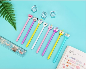 Dettaglio di penne gel con simpatici animali e ciambelle su sfondo blu brillante