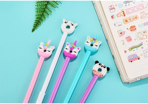 Dettaglio di penne gel con cappucci a forma di unicorno e panda in morbida gomma