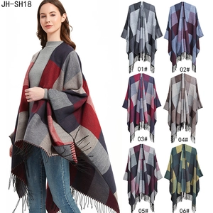 Cape poncho vintage à carreaux pour femmes avec pompons en six couleurs et maille douce