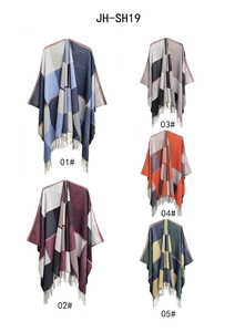 Vue détaillée de cinq variantes de couleurs pour ponchos à carreaux et franges