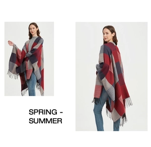 Détail d'un châle à carreaux rouge et bleu avec des franges douces et design fendu
