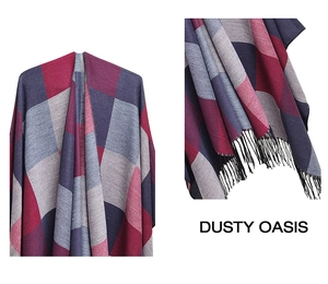 Détail d'un châle à carreaux avec franges et texture de tissu doux Dusty Oasis