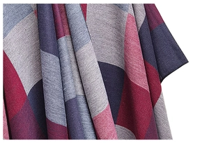 Gros plan du tissu épais à carreaux avec des motifs tissés rouge, gris et bleu marine