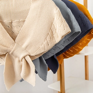 Schicke hohlgestrickte Zopfmuster-Schals in Beige, Blau und Gelb für herbstliche Outfits
