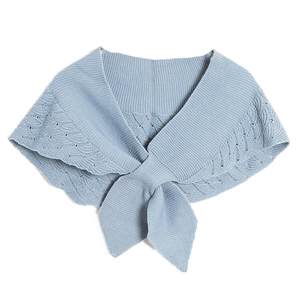 Eleganter hellblauer Strickschal für Damen mit modischen durchbrochenen Häkelblattmustern