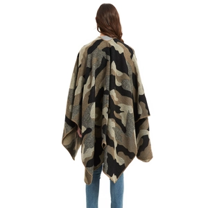 Capa chal de jacquard grueso para mujer con estampado de camuflaje y bordes rematados en verde