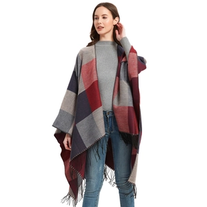 Poncho à carreaux pour femmes avec franges et grands motifs rouge et gris sur fond blanc