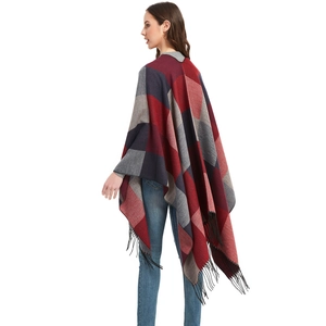 Châle poncho à carreaux pour femmes avec détails de franges en bordeaux et bleu