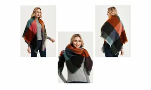 Détail d'une écharpe épaisse à carreaux avec blocs de couleur orange et vert et franges