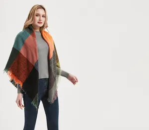 Détail d'une écharpe à carreaux multicolores avec franges et texture tricotée chaude