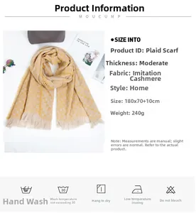 Dettaglio di sciarpa a quadri gialla con frange e consistenza morbida tipo cashmere