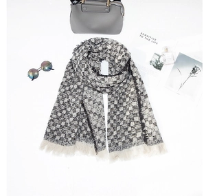 Piatto di sciarpa a quadri bianchi e neri con nappe e accessori moda coordinati