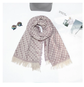 Dettaglio della sciarpa a scacchi lilla e beige con frange e accessori di tendenza