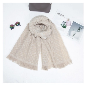 Flat lay di sciarpa a quadri beige con frange, borsa elegante e riviste di moda di lusso