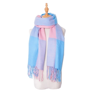 Détail d'une écharpe à carreaux rose et bleu clair avec des franges décoratives