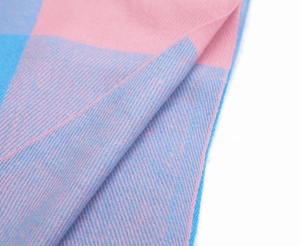 Vue détaillée du motif à carreaux rose et bleu et de la texture tissée de l'écharpe