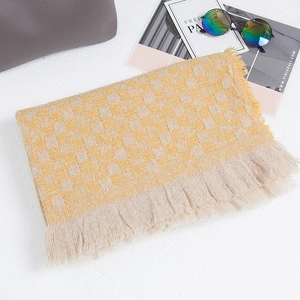 Sciarpa a maglia scozzese gialla e beige con frange su sfondo bianco strutturato