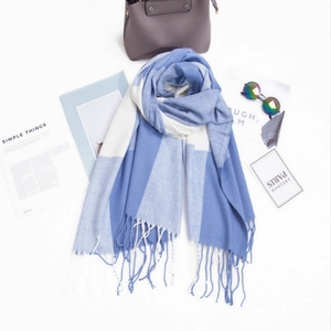 Écharpe à carreaux bleu et blanc style cachemire avec de longues franges soyeuses