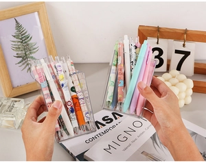 Détail du porte-stylo en acrylique transparent avec compartiments inclinés de bureau