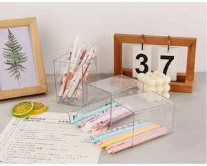 Détail du porte-stylo en acrylique transparent avec graduation et finition cristalline