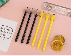 Détail de 6 stylos gel poussin dessin animé avec figurines 3D sur un fond rose pastel