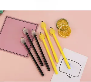 Détail de stylos gel poussin 3D mignons en silicone noir et jaune pour étudiants