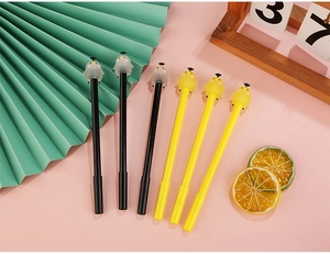 Vue détaillée de six stylos gel poussin dessin animé sur fond rose avec papeterie scolaire