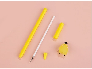 Stylo gel poussin de dessin animé démonté montrant les composants sur fond rose