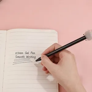Stylo gel noir 0,5mm avec décor poussin de dessin animé écrivant sur un carnet blanc