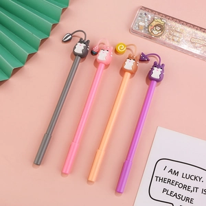 Lot de quatre stylos gel animaux mignons en nuances douces de gris, rose, orange et violet