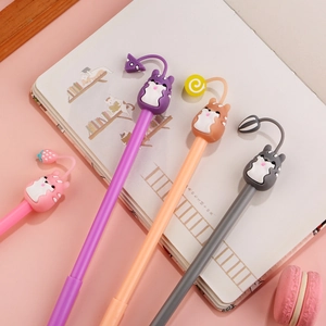 Vue détaillée de quatre stylos gel hamster 3D colorés avec des breloques mignonnes