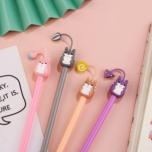 Détail de stylos gel hamster avec breloques mignonnes en forme de fraise et de bonbon